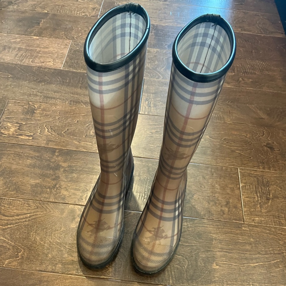Size 41 Burberry rainboots. Tan, signature Haymarket check